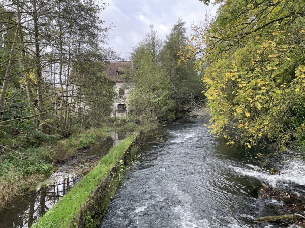 Je franchis l'Andelle, avec son ancien moulin. Je suis à quelques pas du parking de la mairie.