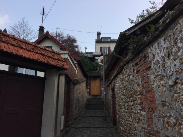 Nous suivons le GR224 à Pont-Audemer, en direction du sentier du Petit-Val.