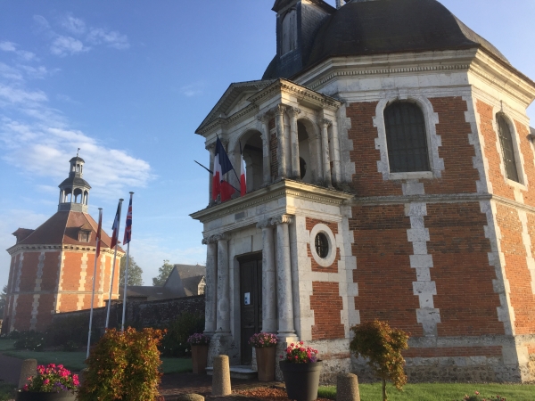 A Manneville-sur-Risle, nous passons devant le colombier et la chapelle (XVIIe) de l'ancien domaine de Bonnebos. La chapelle abrite le musée départemental de la Résistance et de la Déportation. Le château de Bonnebos a été détruit en 1835.