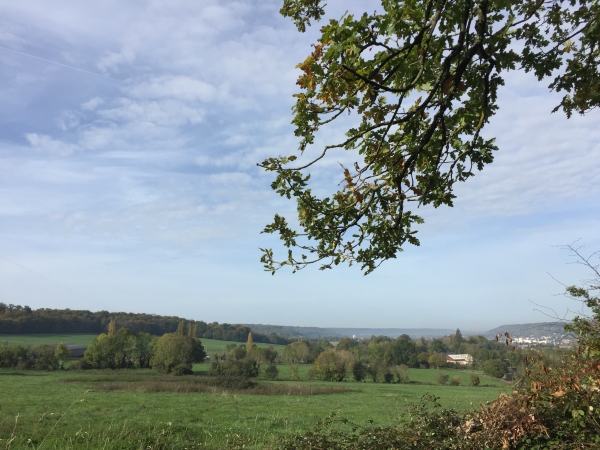 Notre chemin domine la vallée de la Risle.