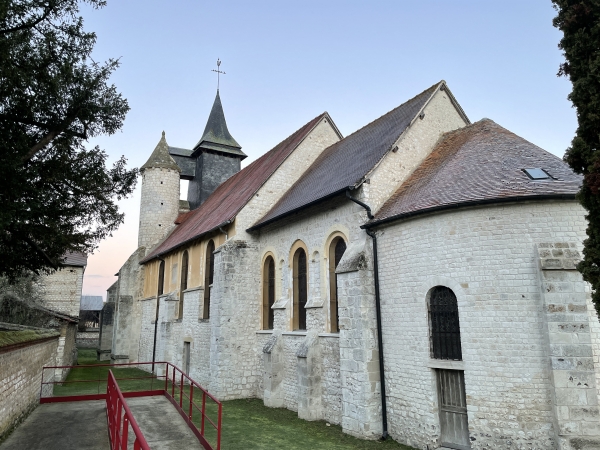 Nous partons du parking de la mairie, et longeons l'église Saint-Etienne derrière laquelle se cache le sentier de la Chapelle. Le sentier est balisé de rouge et de blanc, c'est une variante du GR2.
