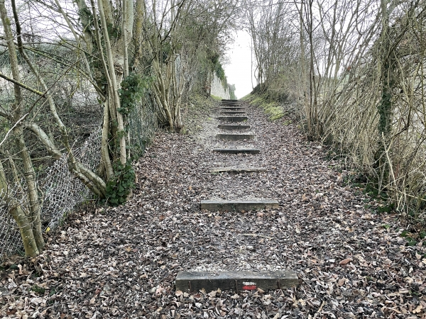 Nous longeons le parc du château de Saint-Etienne-du-Vauvray.