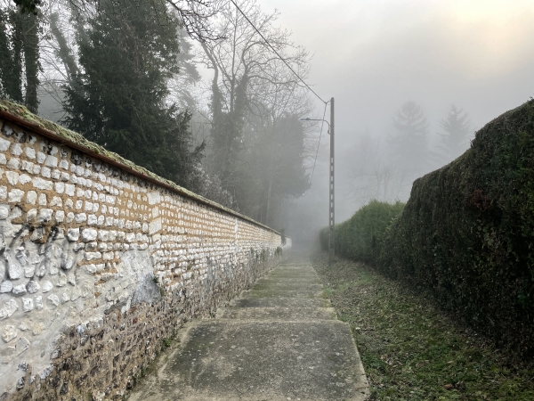 Nous contournons le cimetière, et descendons vers l'église de St-Pierre-du-Vauvray.