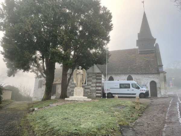 L'église Saint-Pierre, dont le parking est le point de départ de notre rando St-Pierre-du-Vauvray.