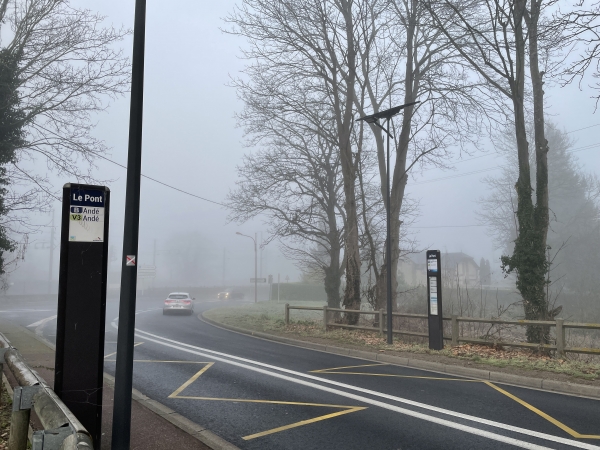C'est ici que nous quittons le GR2 (C'est toujours un bonheur de suivre les chemins de ce GR !). Nous allons prendre la rue que l'on devine en face, vers l'Hostellerie Saint-Pierre.
