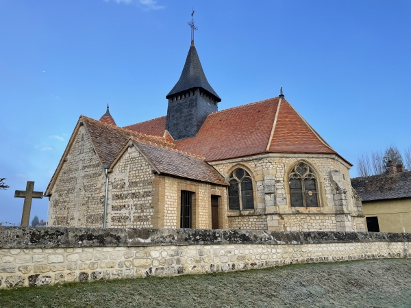 Eglise Sainte-Colombe (XVe, XVIe, XIXe) de Porte-Joie. Nous allons la contourner pour quitter le bord de Seine.