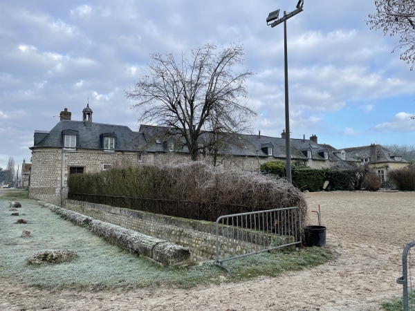 Nous arrivons à la Ferme de la Motte, dont on voit le saut-de-loup.