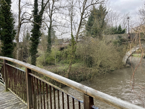 Arrivés au Vaudreuil, nous prenons la passerelle qui permet d'accéder au pont que nous voyons derrière.