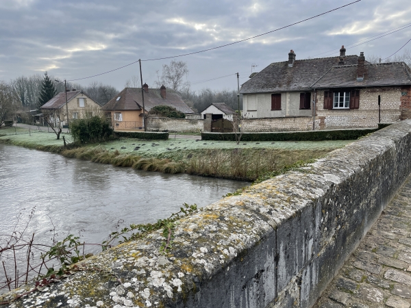 Nous traversons maintenant la Morte Eure, et allons suivre la rue de la Morte Eure que nous voyons en face.