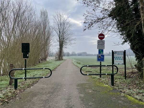 La rue de la Morte Eure se termine en voie verte que nous allons suivre jusqu'à Saint-Etienne-du-Vauvray.