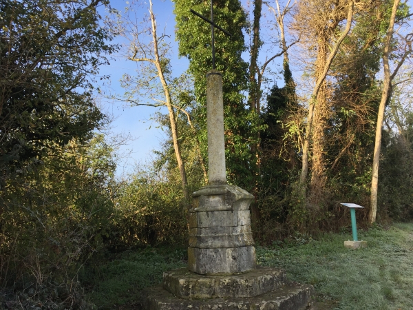 Nous arrivons à la Croix de Bordeaux de Port-Mort. Elie de Malemort, évêque de Bordeaux, fait édifier cette croix pour borner la frontière franco-anglaise où sera célébré le mariage de Blanche, princesse de Castille, et Louis (futur Louis VIII), prince de France.