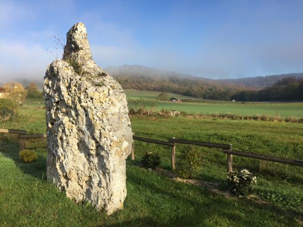 Voilà maintenant devant le Gravier de Gargantua, menhir de Port-Mort. Ce monument mégalithique a été dressé à la frontière sud du peuple celte des Véliocasses. La légende raconte que Gargantua a jeté ici ce gravier qui le gênait dans sa chaussure.