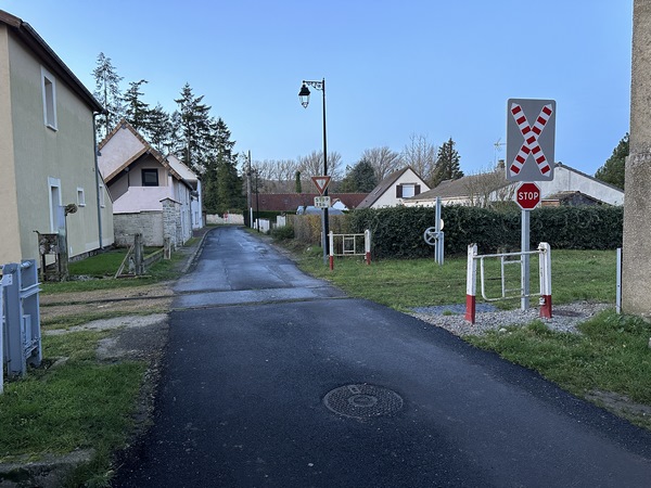 Garés sur le parking de l'école, nous prenons la direction du sud-est , et traversons l'ancienne ligne de chemin de fer qui reliait Rouen à Orléans.