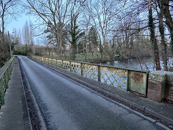 Nous traversons l'Eure et longeons les étangs.