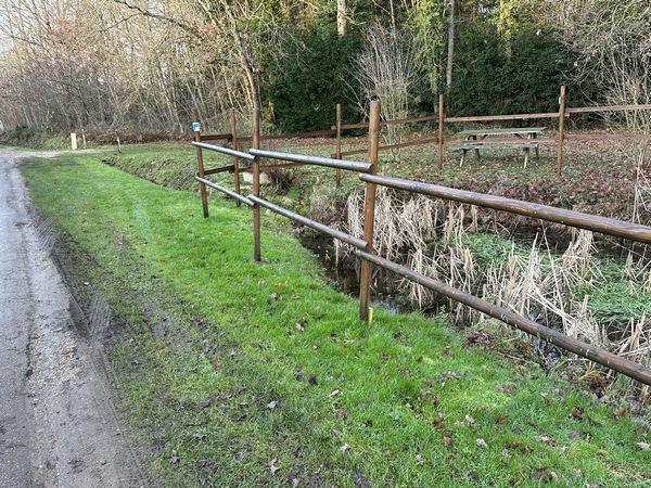 Nous n'entrons pas dans le hameau du Bos Hion, nous restons en forêt après avoir contourné cette mare. A noter la table de pique-nique près de la mare, à mi-parcours du circuit.