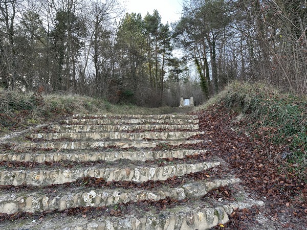 Nous arrivons au pied du monument qui rend hommage aux soldats du 4ème de Hussards, chargés de protéger ici la retraite de l'armée française en déroute en juin 1940. Les photos du monument sont dans l'album de la rando.