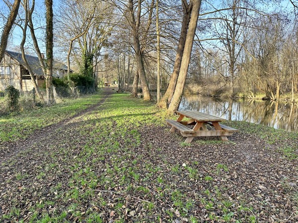 Nous longeons le bras de l'Eure dont la rive est aménagée en aire de pique-nique.