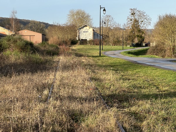En face du manoir, se trouve l'ancienne gare de la Croix-Saint-Leufroy sur la ligne de St-Georges-Motel à Grand-Quevilly (liaison Rouen - Orléans). La ligne a été désaffectée par tronçons. Un dernier tronçon est encore utilisé par l'association du Chemin de Fer Vallée de l'Eure pour des trains historiques et touristiques.&nbsp;