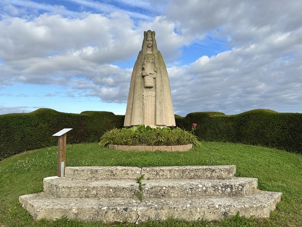 A la sortie du bourg, se trouve cette monumentale statue de Notre Dame, sculptée dans le béton frais par Charles Sarrabezolles. Il s'agit d'un ex-voto de la guerre 39-45.