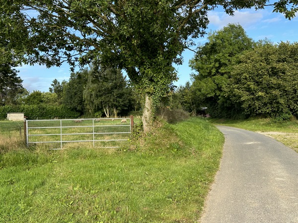 Nous continuons jusqu'au hameau des Maisonnettes. Nous y suivrons ensuite le GR212.