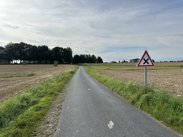 Nous sommes sur la route du Mont Rouge. Au carrefour, nous allons prendre à droite pour traverser l'A29.