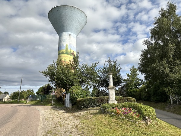 Regard arrière sur le calvaire et le château d'eau de la route de Yerville.