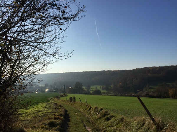 Nous montons sur la colline du Bléquis, regard arrière sur le hameau du Bas-Tot.