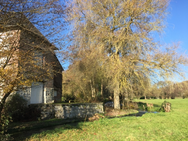 Nous voilà de retour au Bas-Tot, nous franchissons le Héron sur la passerelle du gué d'un ancien moulin.