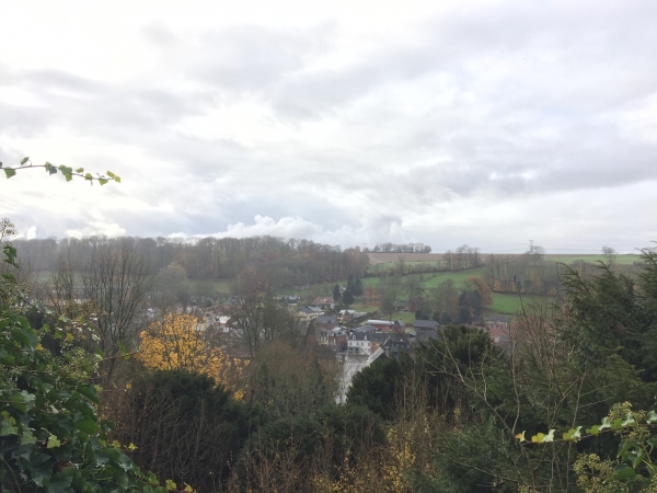 Nous quittons le centre de Longueville-sur-Scie pour monter sur la colline du château médiéval.
