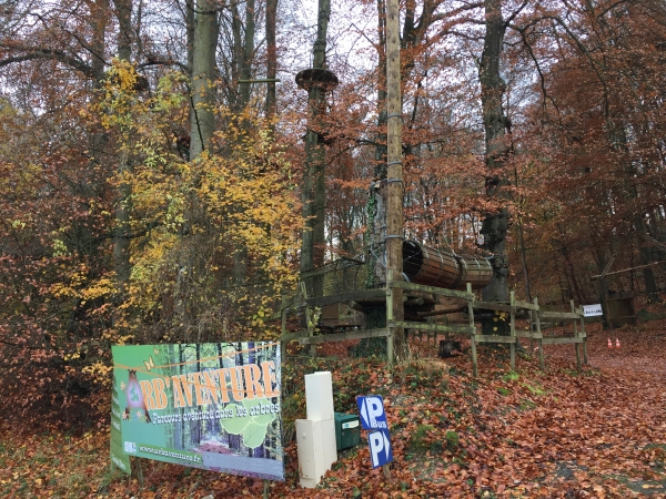 Après avoir traversé Dénestanville, nous montons sur le coteau ouest de la Scie par l'ancienne cavée du gibet qui longe maintenant un parcours d'accrobranche.