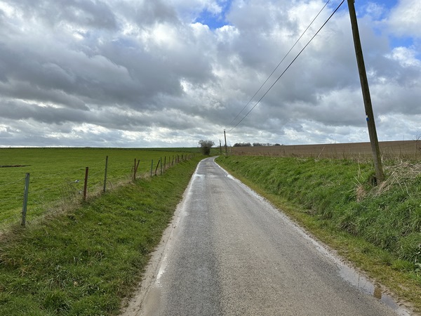 Je sors de St-Laurent-en-Caux par la rue Laurent Berthelot et traverse la plaine agricole.