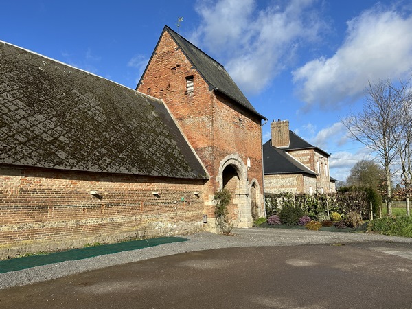 Peu avant Boudeville, je longe ce porche de ferme en briques et pierres.