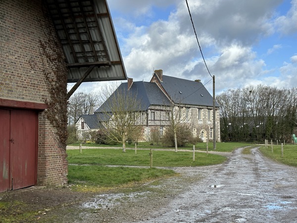 J'entre dans Boudeville, en longeant cette ancienne ferme.