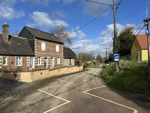 Au hameau du Mesnil-Rury, je vais tourner à droite, puis tout de suite à gauche dans l'impasse de Bracquemont.
