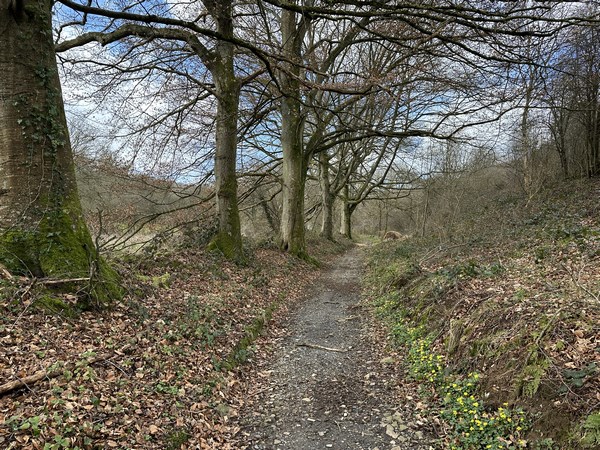 Le chemin monte vers le hameau de Caltot.