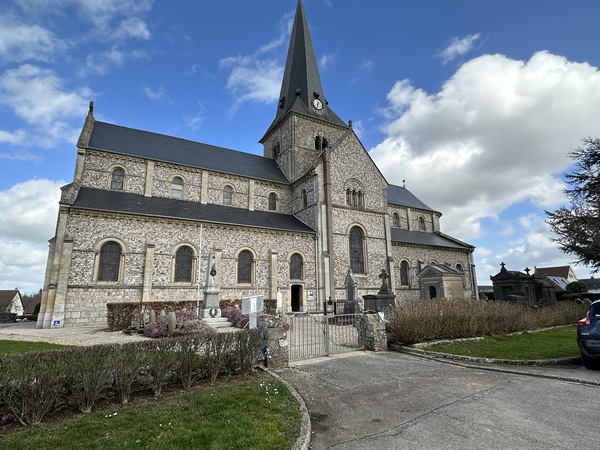 Je longe l'église Saint-Laurent (XIXe), avant de retrouver le parking.