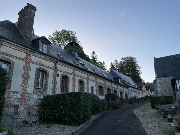 Je pars du parking de l'église (il y a un autre parking près de la mairie et devant le lycée), et contourne le cimetière pour longer les anciens communs du château, devenu lycée agricole. Sur la façade des communs est gravée la devise "Viris non turribus urbes", les villes sont faites d'hommes et non de tours.