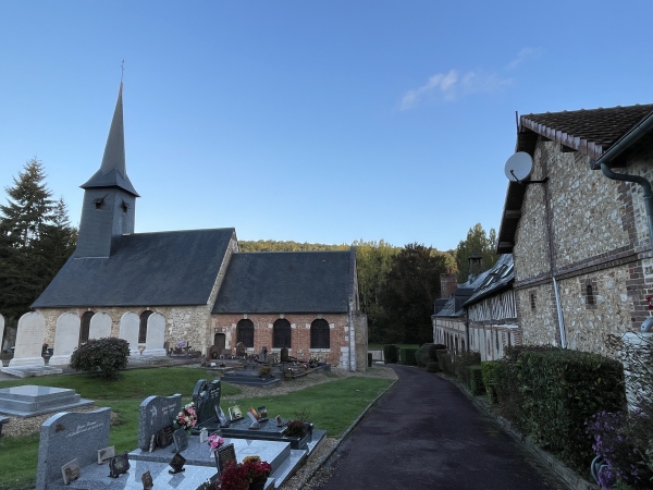 Regard arrière sur l'église Saint-Pierre. Ancienne place romaine, le village a été conquis par le chef viking Torf et est devenu Torf Villa. Mais c'est le premier seigneur (XVe) de Tourville, Vincent Ercambourg, qui repose dans l'église.