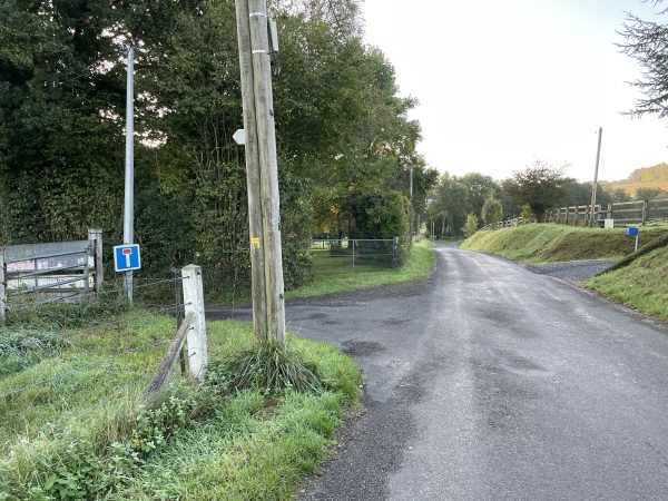Je sors du village par la route de Siglas, et vais tourner ici à gauche dans l'impasse du Bois Bunel.