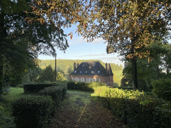 Je tourne vers le sud, ici devant la Bivellerie, sur la Sente de la Mailleraie.