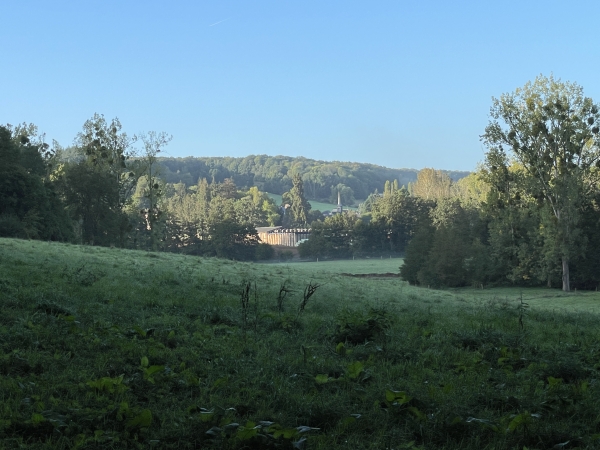 En descendant, je peux distinguer la flèche de l'église Saint-Pierre de Tourville, et des bâtiments du lycée agricole.