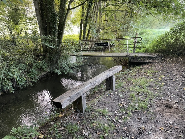Franchissement de la Tourville, avec sa passerelle et son banc rustique.