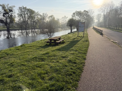 Notre randonnée commence le long de l'Eure, peu avant le confluent avec la Seine.