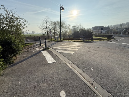 Aujourd'hui nous ne traversons pas l'Eure sur la passerelle de la Voie Verte de la Seine à l'Eure, mais nous continuons dans les Damps.