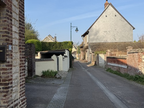 Traversée des Damps en direction de la forêt domaniale. A remarquer en chemin, la Maison de la Dame Blanche, plus ancienne maison des Damps (XIIIe).