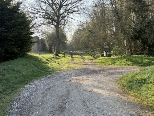 Nous entrons en forêt domaniale de Bord-Louviers par l'ancienne Route Impériale 35, qui reliait&nbsp; Rouen à Mantes via Bonnières-sur-Seine.&nbsp;