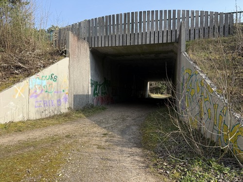 Nous retrouvons le GR222 et le suivons pour passer sous la D321.