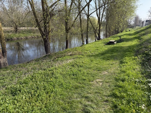 Le chemin aménagé le long de l'Eure (Chemin Claude Boubet), non loin de la Tour de Crosne, rejoint directement le parking.