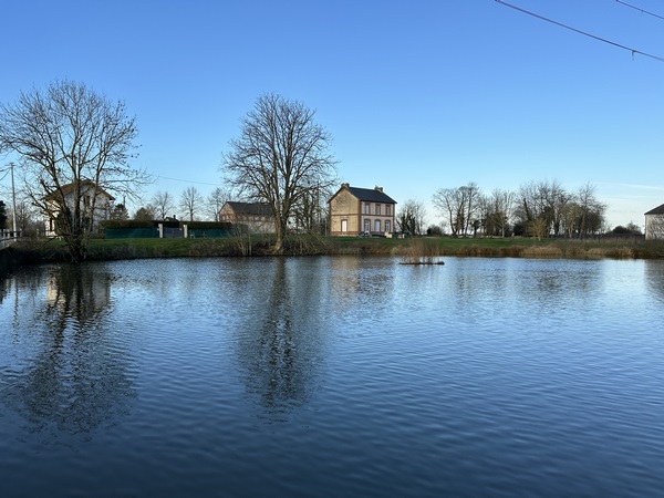 Les mares ne manquent pas dans ces villages sans rivière de la plaine agricole du Neubourg. Derrière cette belle mare, on distingue l'ancienne gare de Quittebeuf, sur la ligne Evreux - Quetteville, déclassée en 1994 et devenue Voie Verte.
