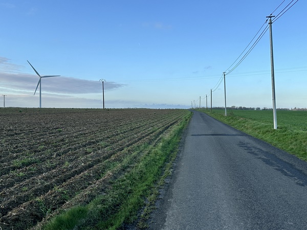 Ce n'est pas notre idéal de paysage en randonnée, mais en période très humide, on est content de trouver ce genre de circuit. Cette petite route rectiligne était totalement déserte lors de notre passage. Ca ne se voit pas sur la photo, mais le vent souffle sur cette plaine sans obstacle, le bonnet et le coupe-vent sont indispensables.